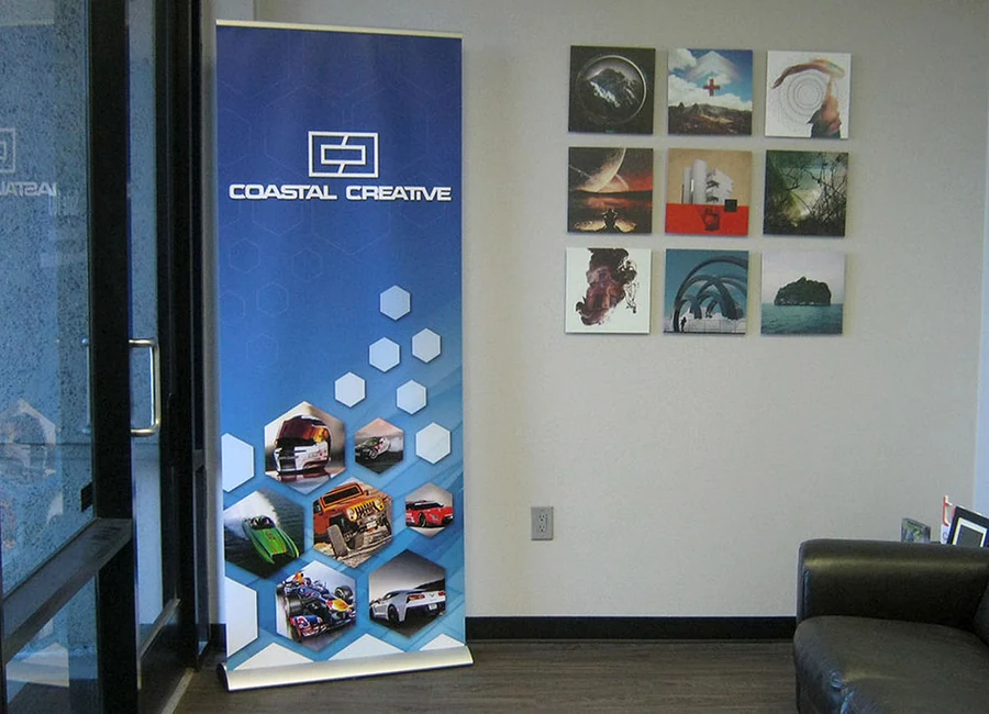 Roll-up publicitario instalado en interior