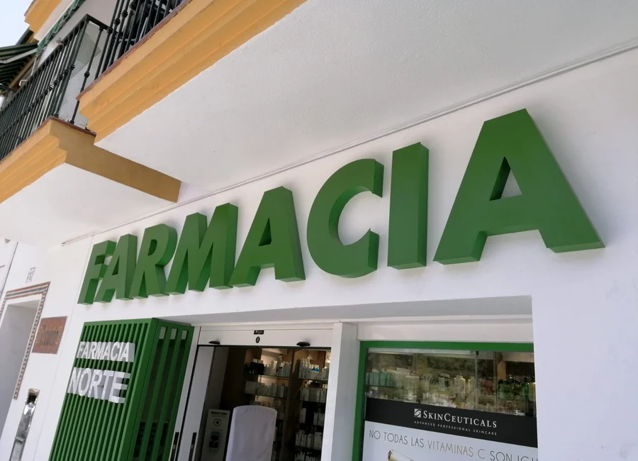 Letras corpóreas instaladas en una farmacia