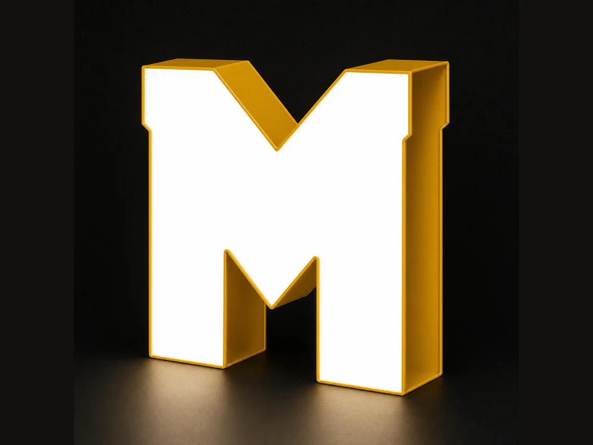 M hueca de aluminio amarillo con frontal blanco ópal iluminado