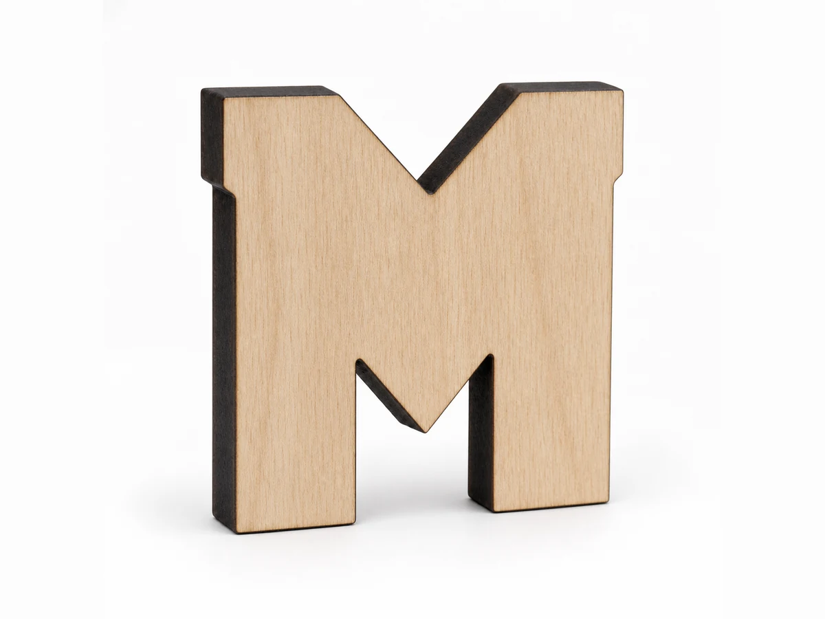 M de madera clara cortada con láser con veta y cantos carbonizados