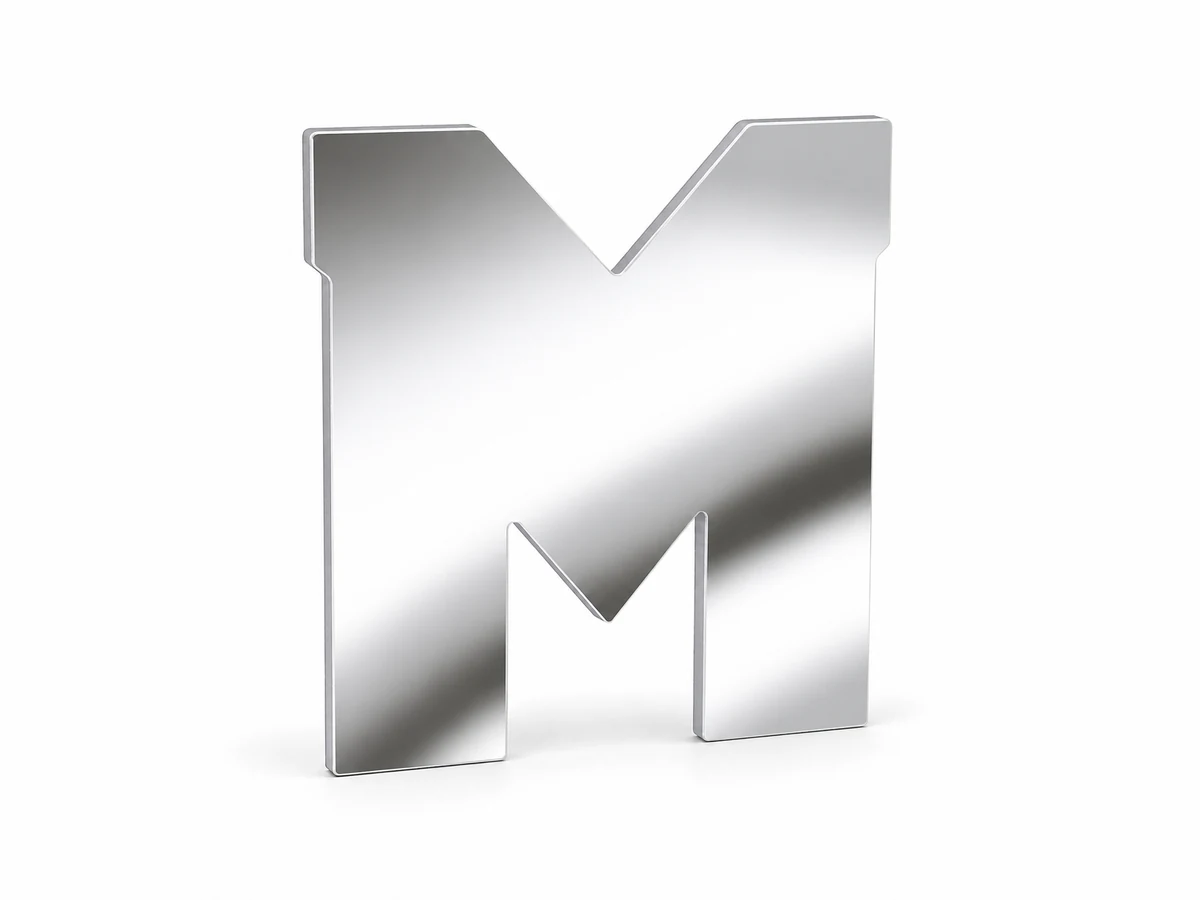 M recortada en metacrilato espejo plateado