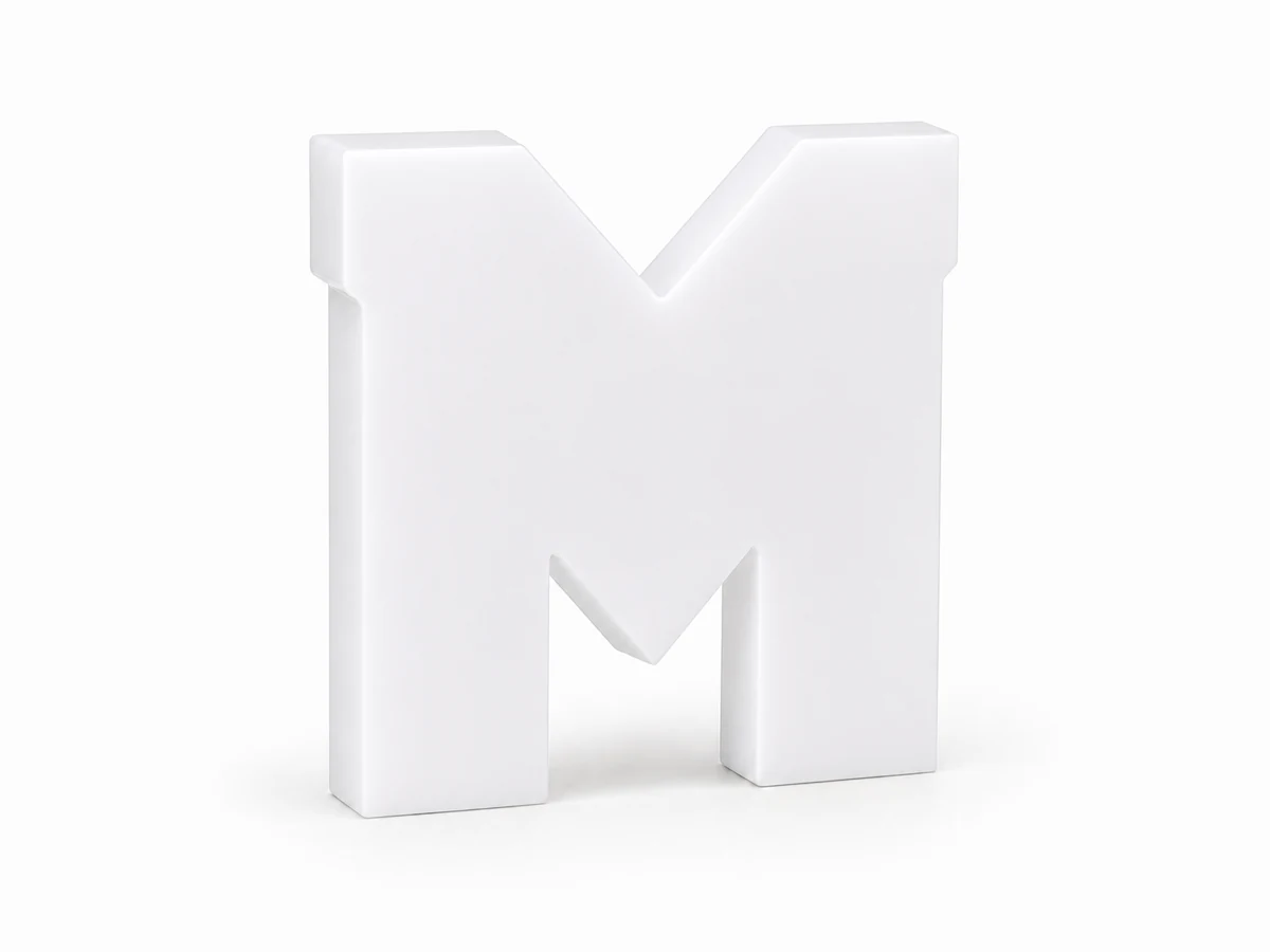 M recortada en metacrilato blanco ópal brillante