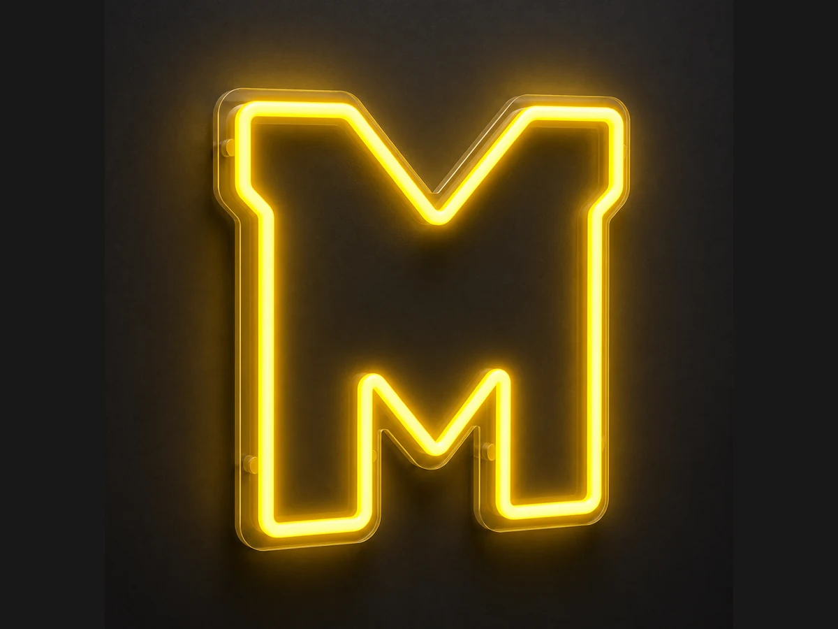 M formada por neón flex LED amarillo sobre metacrilato transparente